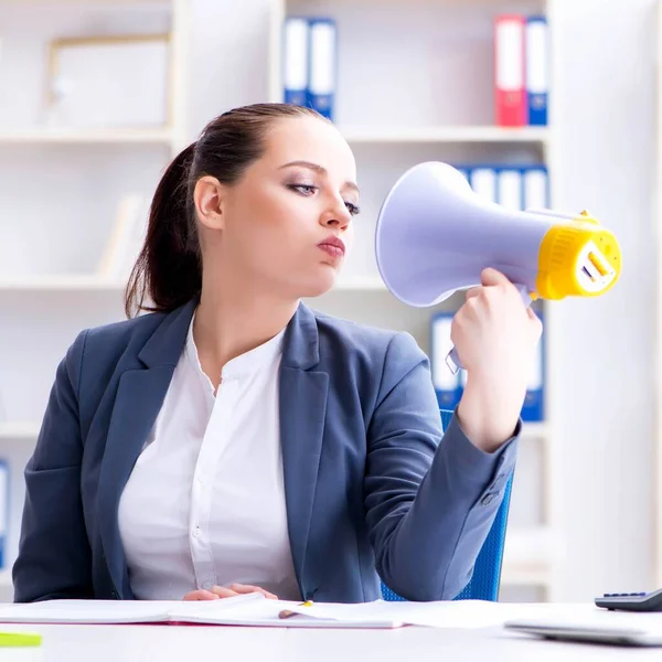 Ofiste hoparlörle bağıran kızgın iş kadını.