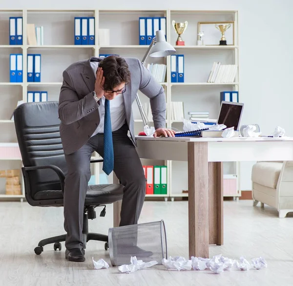 Ofiste çalışan kızgın işadamı kovuldu.