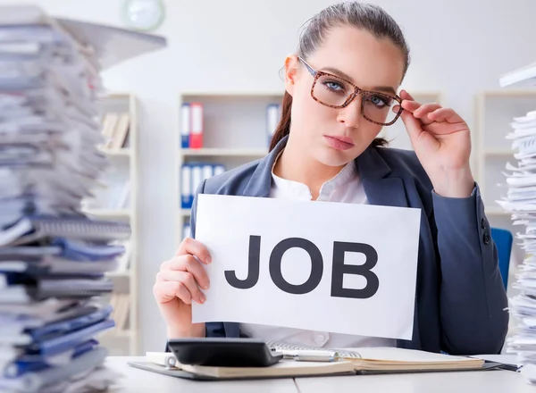 Bizneswoman nie radzi sobie z obciążeniem pracą i rezygnacji — Zdjęcie stockowe