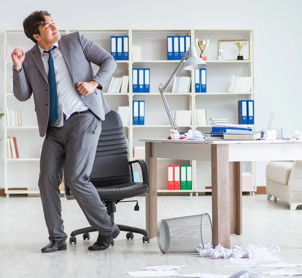 L'uomo d'affari si diverte a prendersi una pausa in ufficio al lavoro — Foto Stock