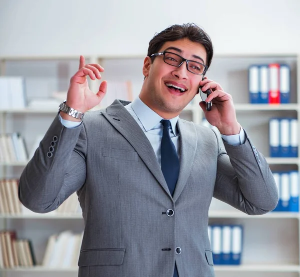 Ofiste çalışan genç işadamı.