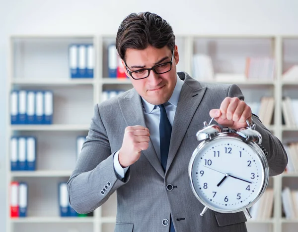 Geschäftsmann mit Wecker im Büro — Stockfoto