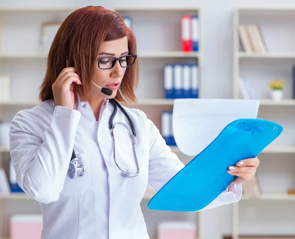 Kvinnlig läkare i telemedicin koncept — Stockfoto