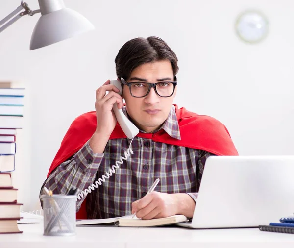 Lo studente supereroe con un computer portatile che studia preparazione per l'esame — Foto Stock