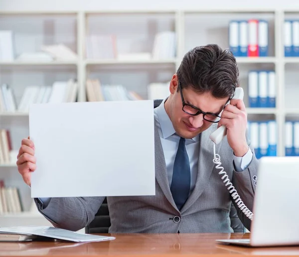 Ofisteki işadamı elinde boş bir mesaj panosu tutuyor.