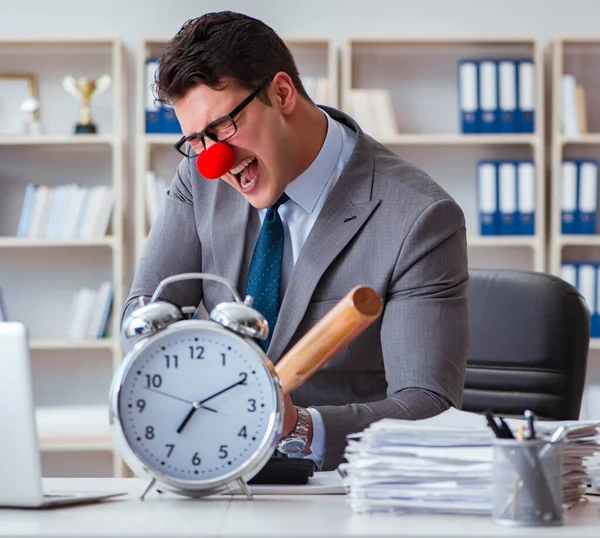 Ofisteki palyaço işadamı beyzbol sopası ve alarm C ile.