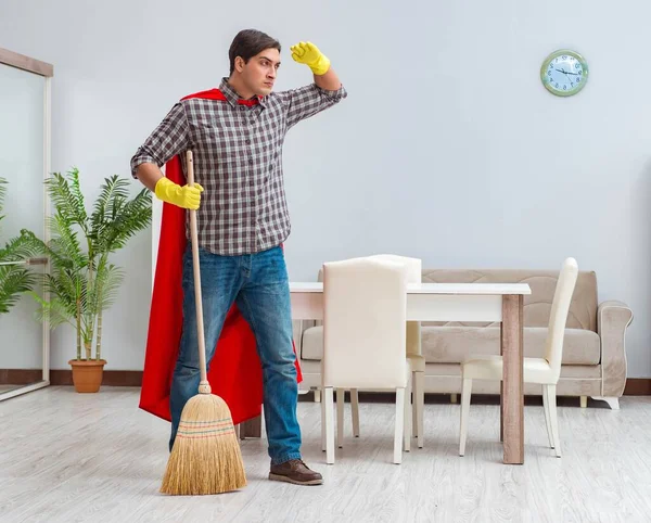 Süper kahraman temizleyicisi evde çalışıyor.