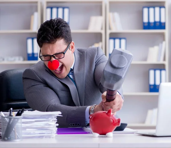 Domuz kumbarası ve çekici olan palyaço işadamı.