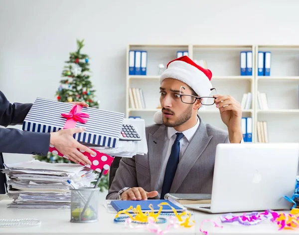 Genç işadamı Noel 'i ofiste kutluyor.