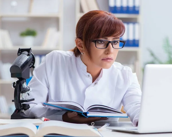 Chercheuse scientifique effectuant une expérience dans un laboratoire — Photo