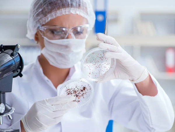 Kvinnlig forskare som utför ett experiment i ett laboratorium — Stockfoto