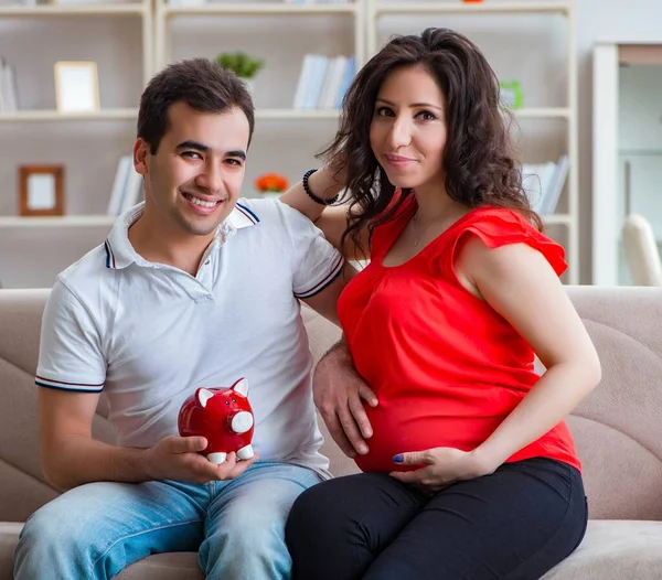 La joven familia de la pareja esperando un bebé — Foto de Stock