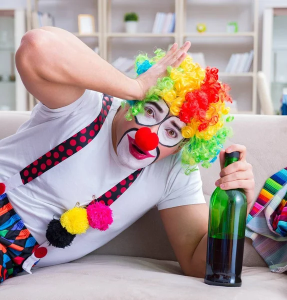 Den berusade clownen firar en fest hemma — Stockfoto