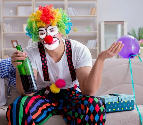 Den berusade clownen firar en fest hemma — Stockfoto