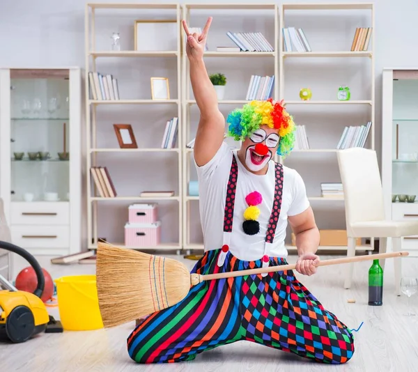 O palhaço engraçado fazendo limpeza em casa — Fotografia de Stock