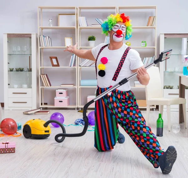 Komik palyaço evde temizlik yapıyor.