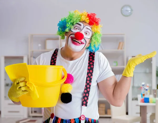 Komik palyaço evde temizlik yapıyor.