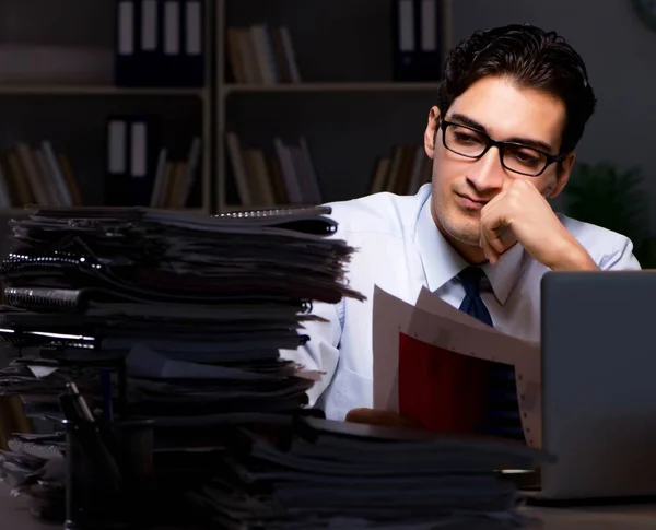 Jovem empresário que trabalha horas extras no final do mandato — Fotografia de Stock