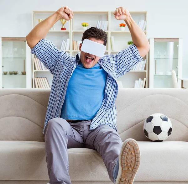 Hombre con gafas de realidad virtual VR viendo fútbol fútbol —  Fotos de Stock