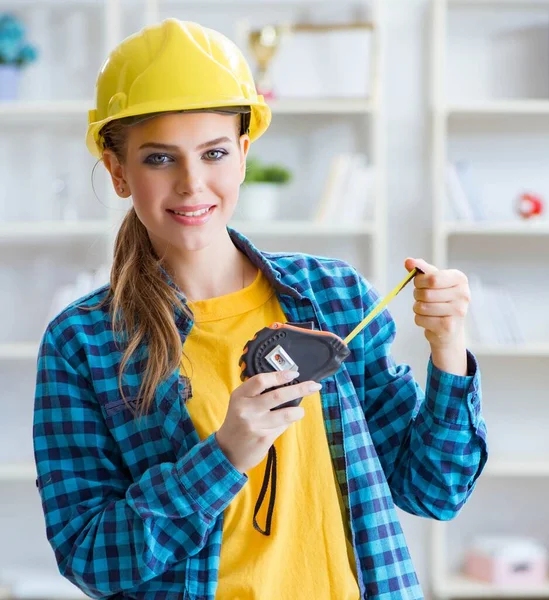 La mujer en el taller con cinta métrica — Foto de Stock