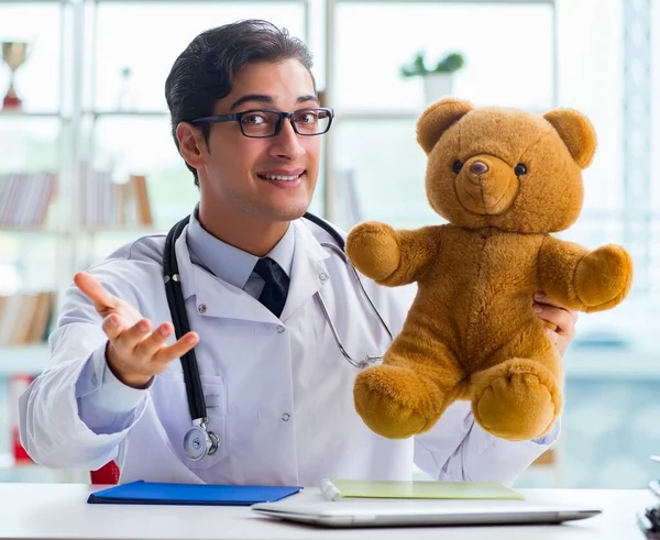 Pediatra com brinquedo sentado no escritório — Fotografia de Stock