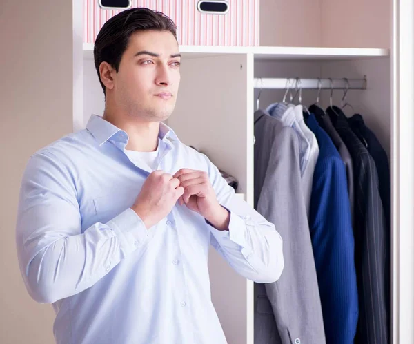 Молодой человек бизнесмен одевается для работы — стоковое фото