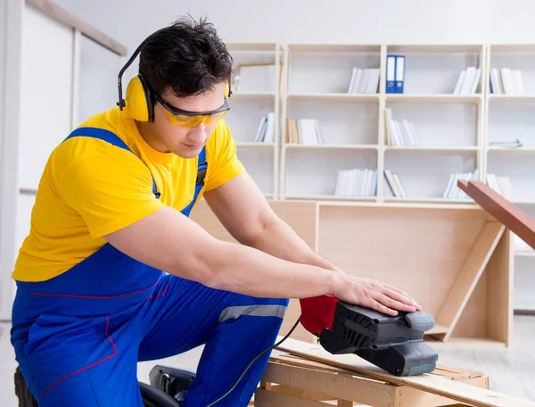 Schreiner poliert eine Holzplatte mit einem Elektroschocker — Stockfoto