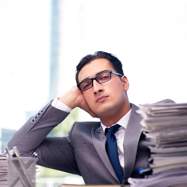 Empresário zangado ocupado com montes de papel — Fotografia de Stock