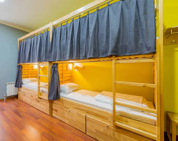 Le dortoir de l'auberge lits disposés dans la chambre — Photo