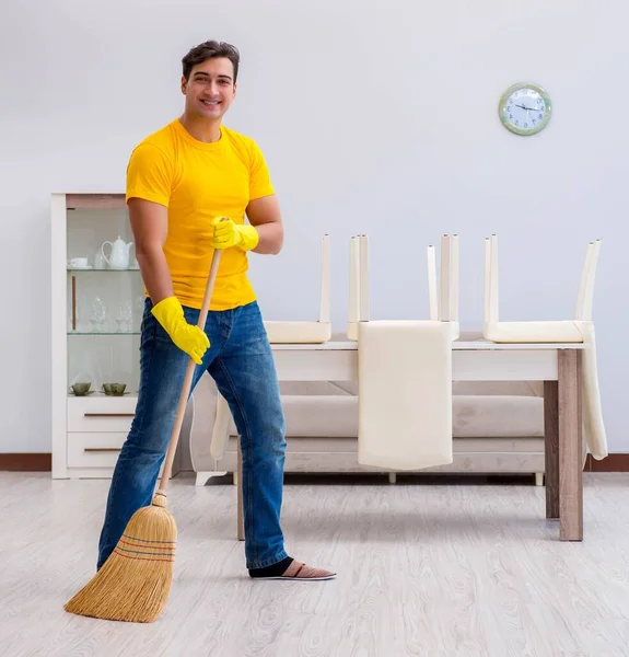 Fiatal férfi csinál házimunkát otthon — Stock Fotó