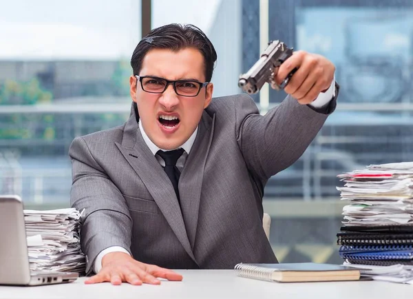 Wütender Geschäftsmann mit Waffe im Büro — Stockfoto