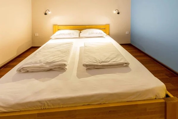 A cama de casal no hotel — Fotografia de Stock