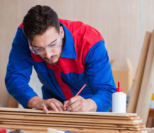 Tamirci, boyayla uğraşan marangoz.