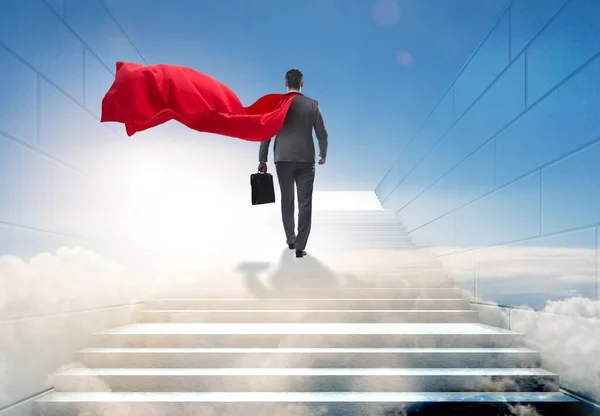 Superhéroe empresario exitoso en concepto de escalera de carrera — Foto de Stock