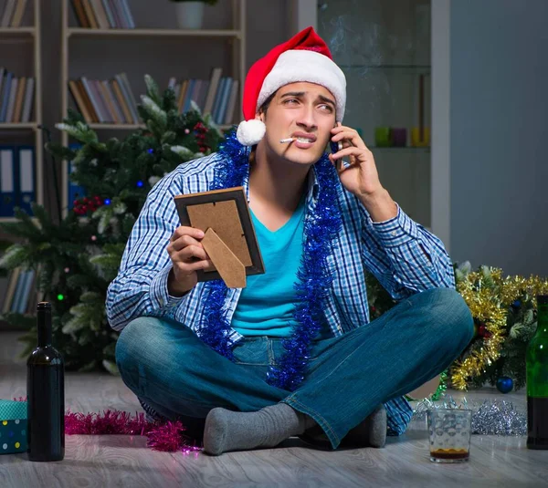 Hombre celebrando la Navidad en casa solo —  Fotos de Stock