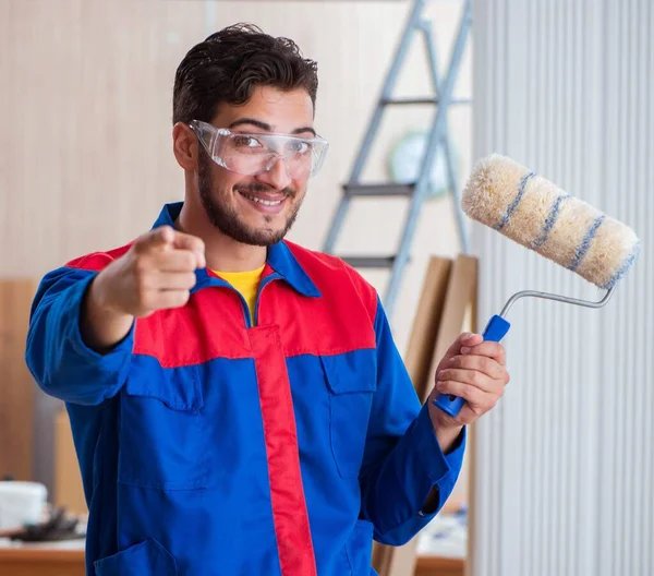 Tamirci, boyayla uğraşan marangoz.