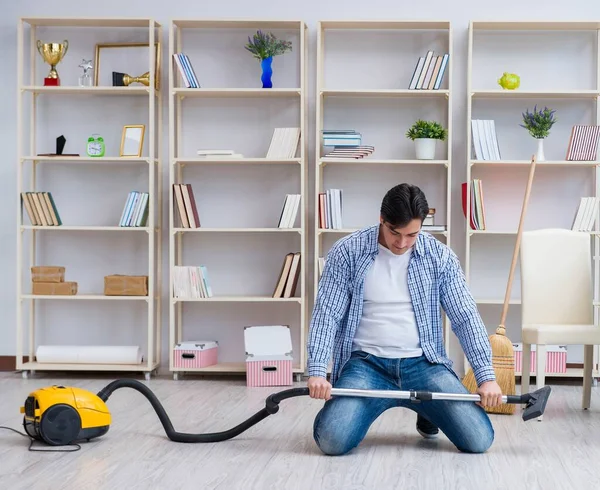 Han städar hemma. — Stockfoto