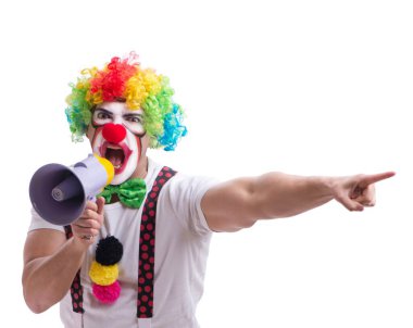 Beyaz arka planda izole edilmiş megafonlu komik bir palyaço.