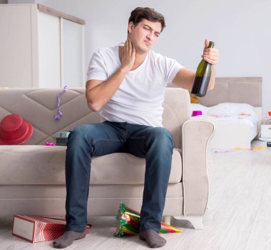 Çılgın Noel partisinden sonra genç adam