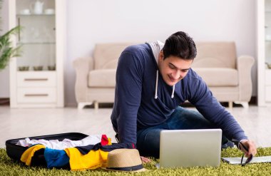 Tatil gezisini haritayla planlayan adam