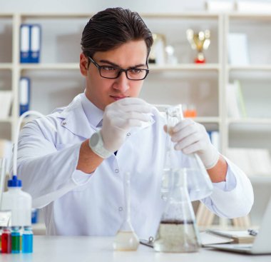Genç araştırmacı bilim adamı bir su testi kirliliği araştırması yapıyor.