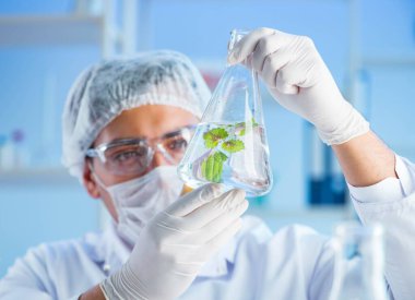 Laboratuvarda bilim adamıyla biyoteknoloji kavramı