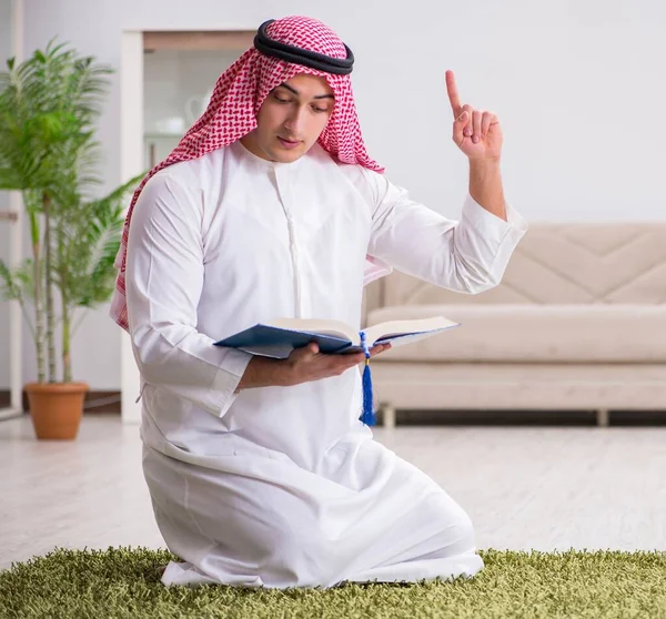 Hombre árabe rezando en casa —  Fotos de Stock