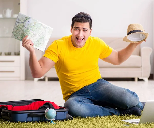 Tatil gezisini haritayla planlayan adam — Stok fotoğraf
