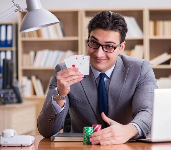 El hombre de negocios jugando a las cartas en el trabajo — Foto de Stock