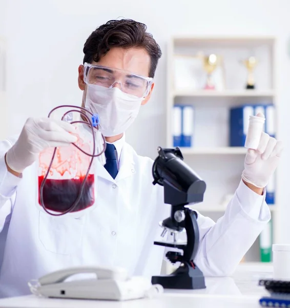 Médico que trabalha com amostras de sangue no laboratório da clínica hospitalar — Fotografia de Stock