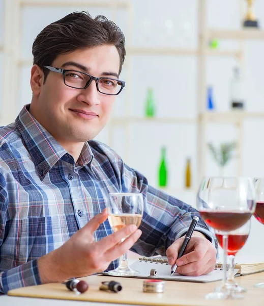 Profesionální sommelier ochutnávka červeného vína — Stock fotografie