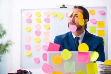 Çelişkili öncelik kavramında genç erkek çalışan