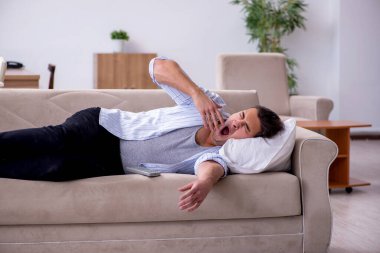 Genç alkolik erkek evde şarap içiyor.