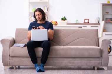 Evden çalışan genç bir adam.